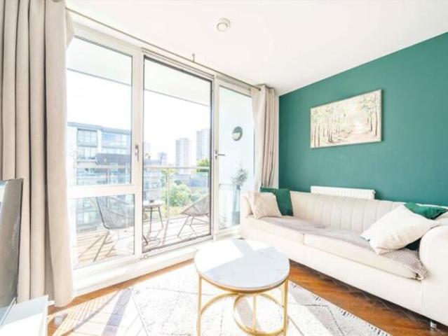 Flat for rent in Brentford, Greater London