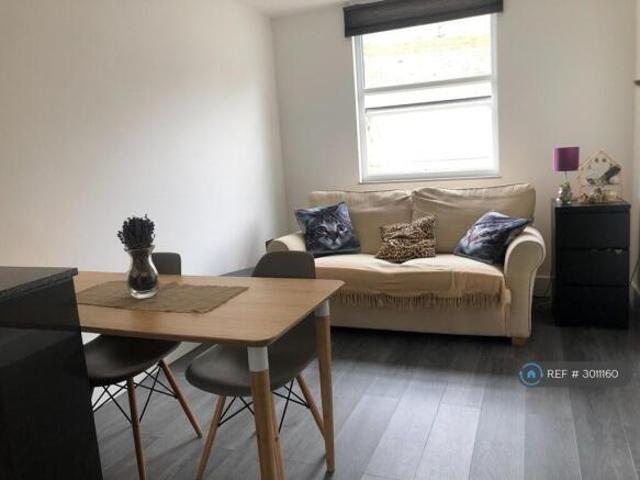 Flat for rent in Cat Hill