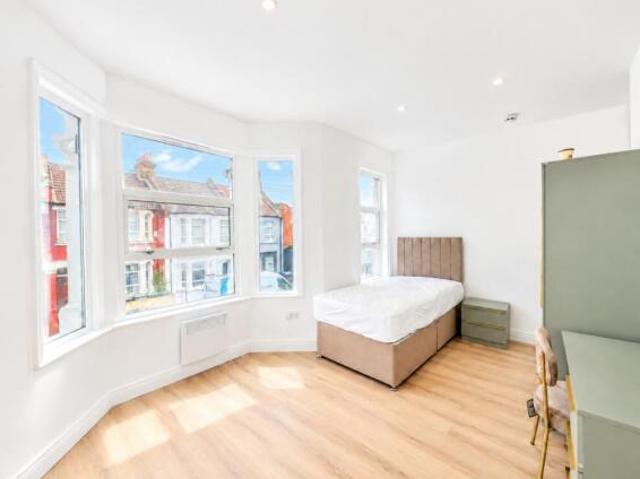 Flat for rent in Cat Hill, England