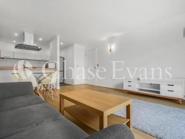 Flat for rent in Poplar Grove, Greater London