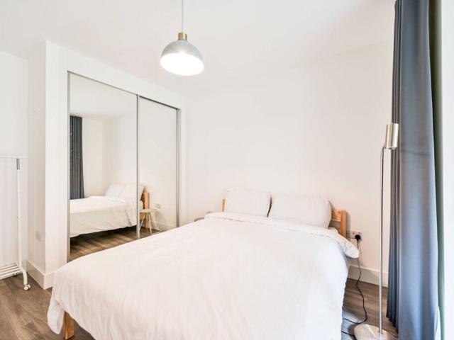 Flat for rent in Colindale