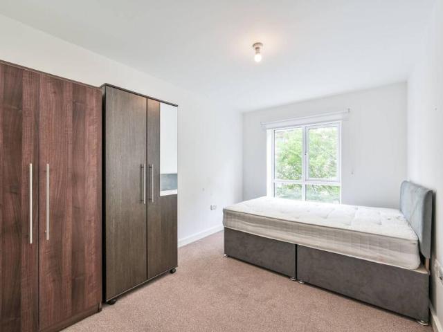 Flat for rent in Colindale