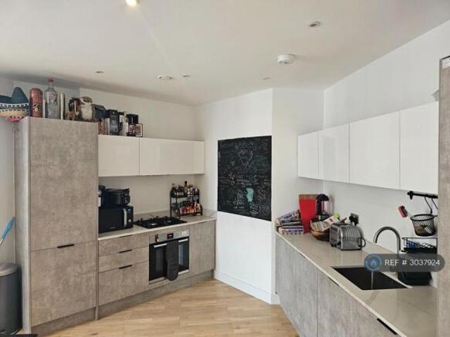 Flat for rent in Cat Hill, England