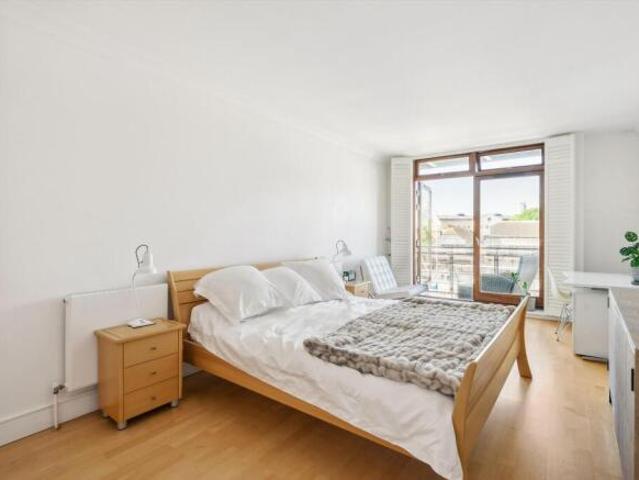 Flat for rent in Cat Hill, England
