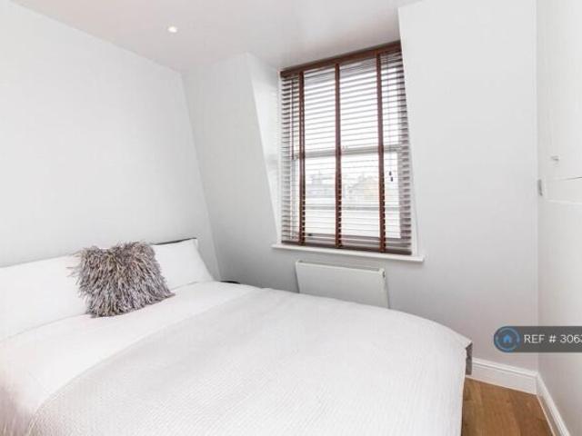 Flat for rent in Cat Hill, England