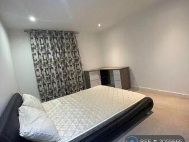 Flat for rent in Cat Hill, England