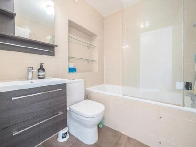 Flat for rent in Acton, Greater London