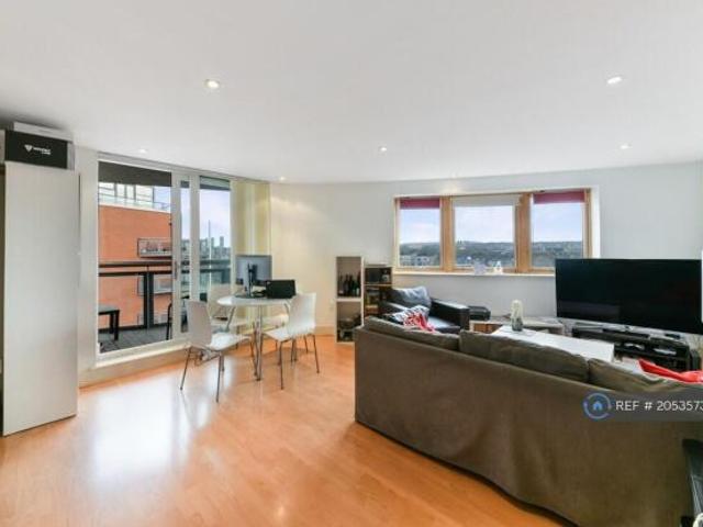 Flat for rent in Cat Hill, England