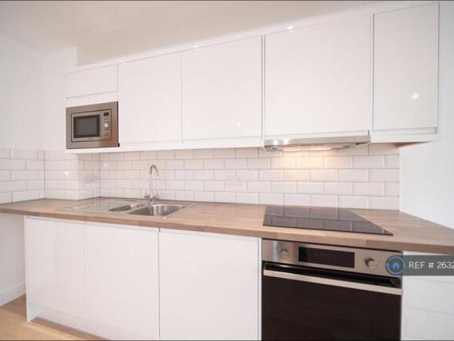 Flat for rent in Surrey