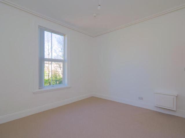 Flat for rent in Calderstones