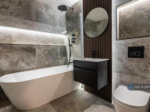 Flat for rent in Calderstones