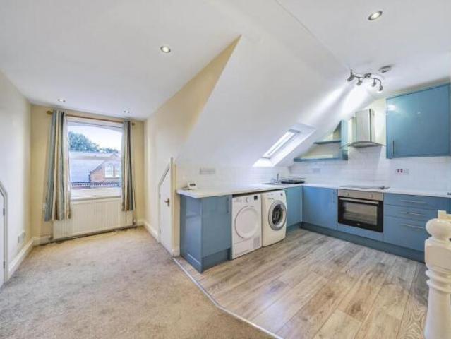 Flat for rent in Tooting Graveney, Greater London