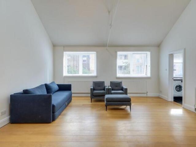 Flat for rent in Cat Hill, England