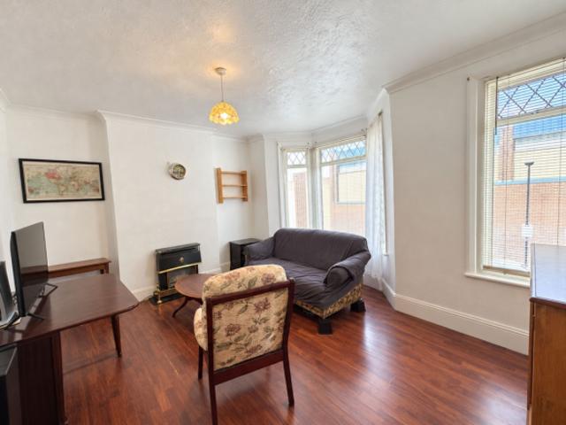Flat for rent in Cat Hill, England