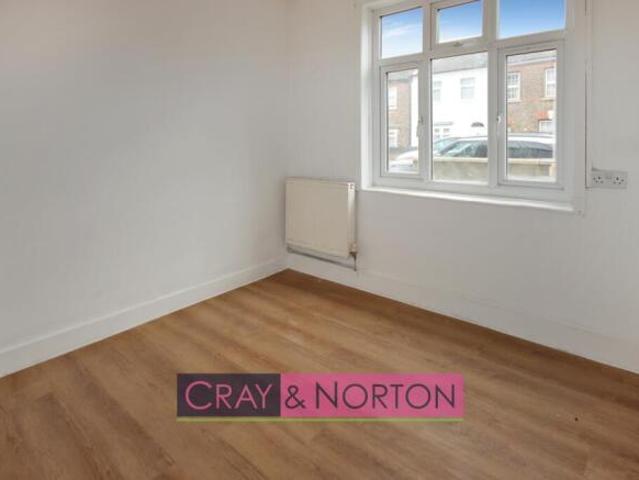 Flat for rent in Cat Hill, England