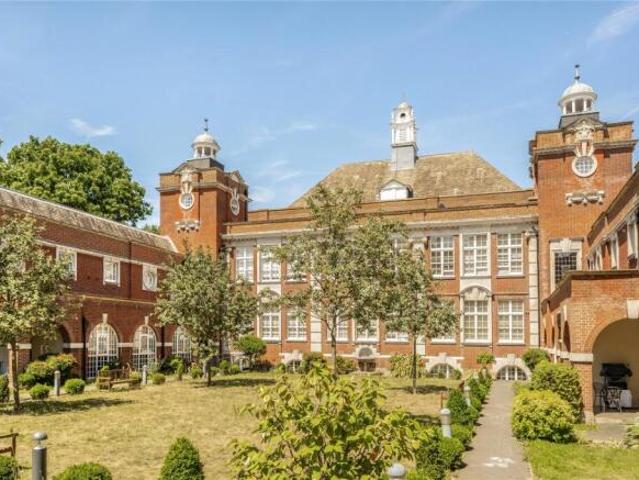 Flat for rent in Bow, Greater London