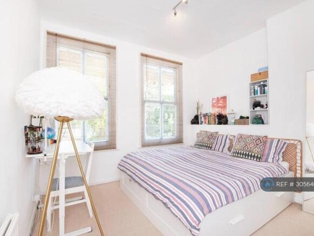 Flat for rent in Cat Hill, England