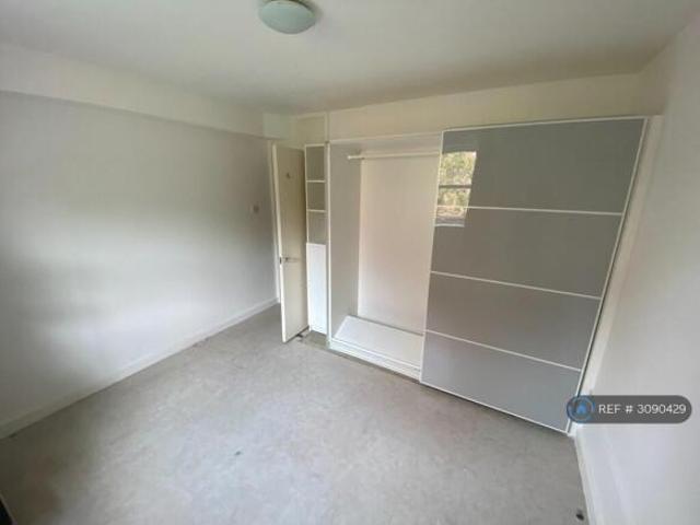 Flat for rent in Cat Hill, England