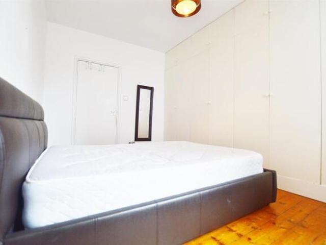 Flat for rent in Cat Hill, England