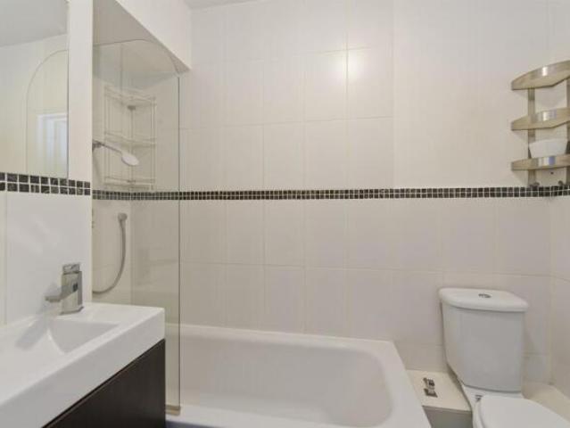Flat for rent in Cat Hill, England