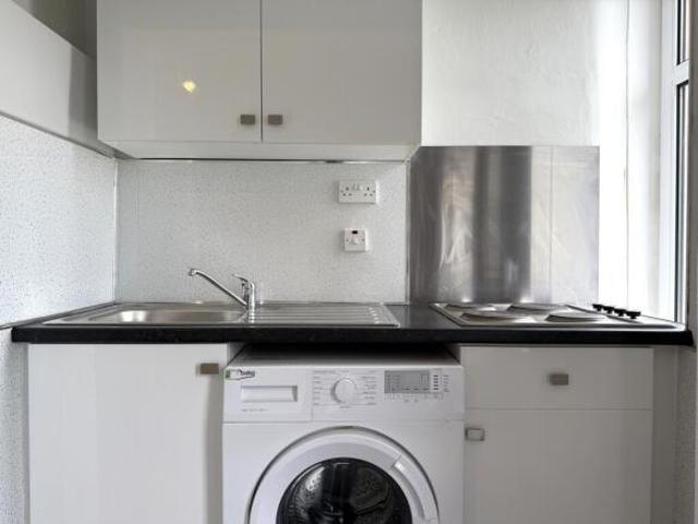 Flat for rent in Shawmoss, Shawlands