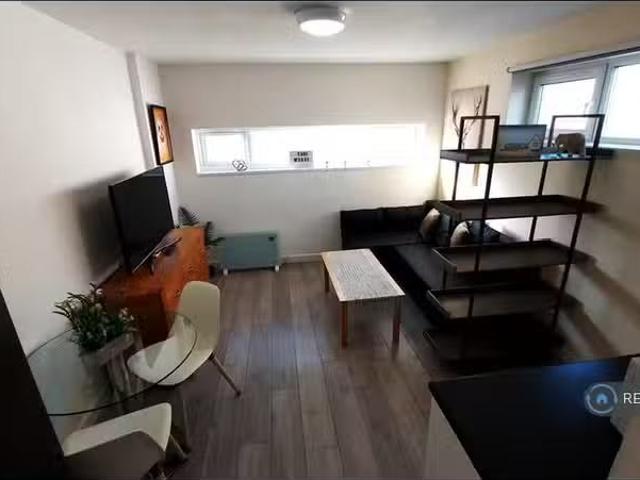 House for rent in Burnt Oak, Greater London