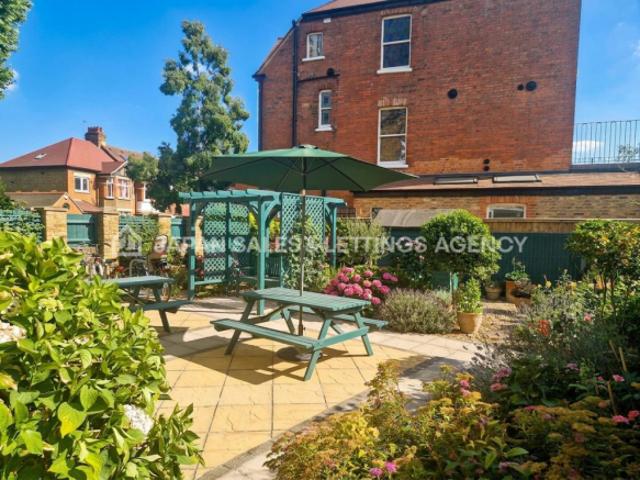 Flat for rent in Acton, Greater London