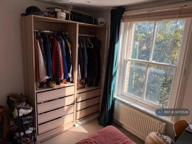 Flat for rent in Cat Hill, England