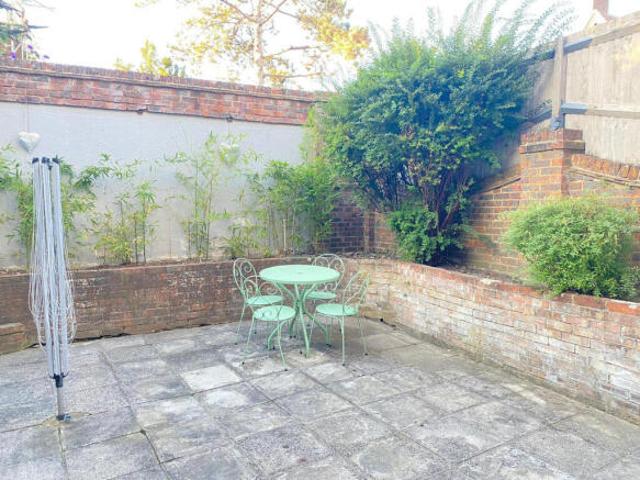 Flat for rent in Epsom Road, Guildford