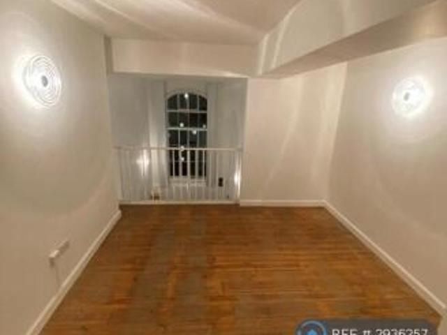 Flat for rent in Cat Hill, England