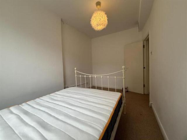 Flat for rent in Cat Hill, England