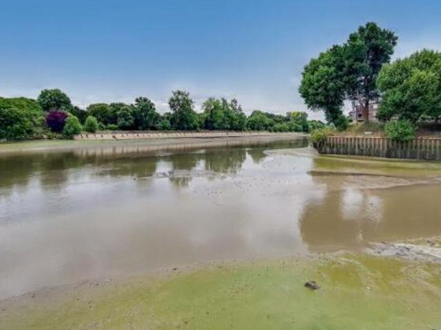Flat for rent in Brentford, Greater London