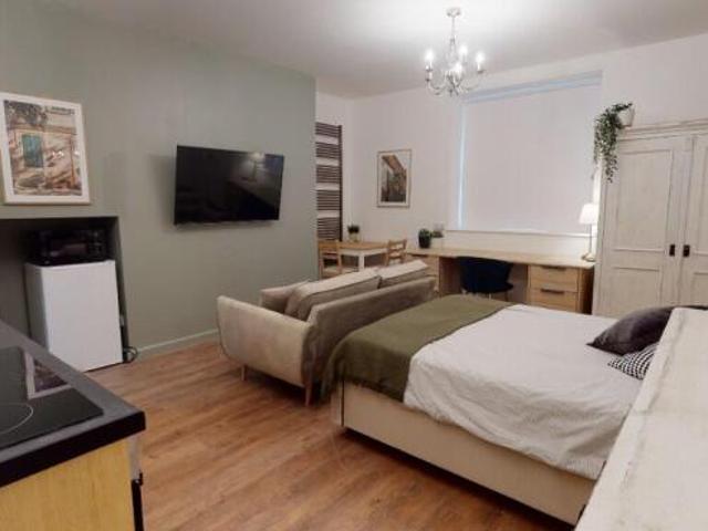 Flat for rent in Calderstones