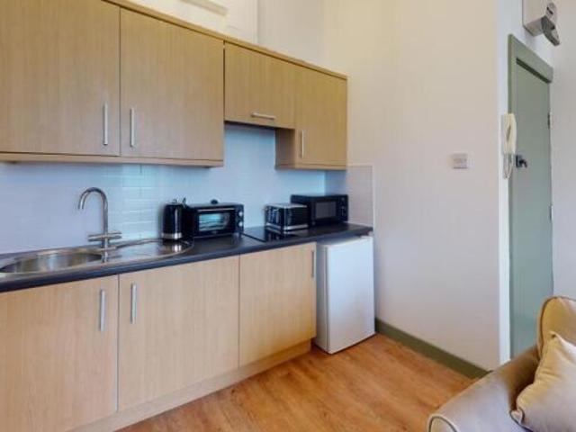 Flat for rent in Calderstones