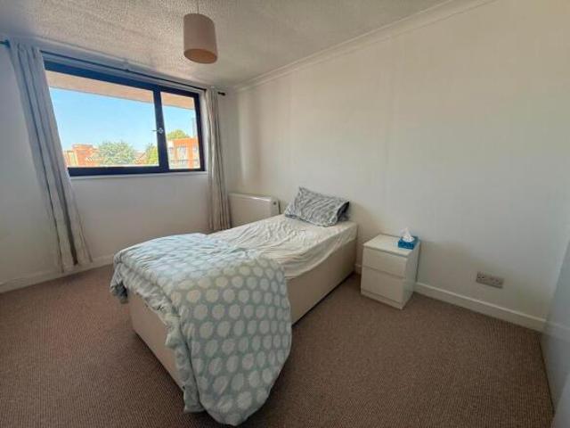 Flat for rent in South Lane, West Yorkshire