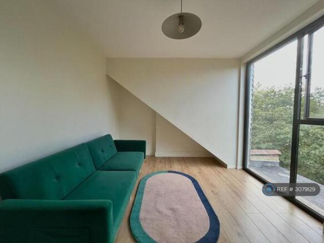 Flat for rent in Cat Hill, England