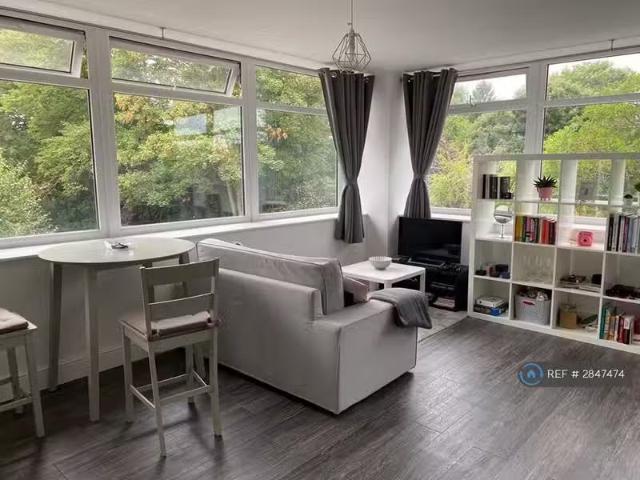 House for rent in Row Town, Surrey