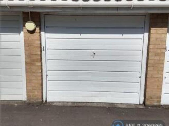 Flat for rent in Cheam, Greater London