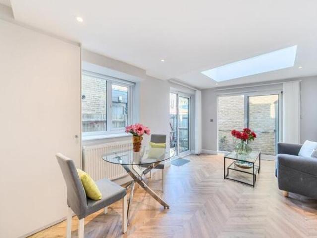 Flat for rent in Cat Hill, England