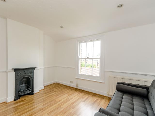 Apartment for rent in London Borough of Merton, Merton Park