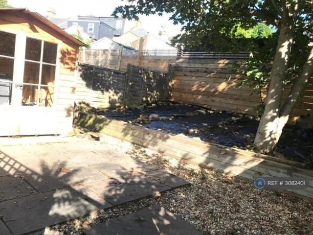 Flat for rent in Cat Hill, England
