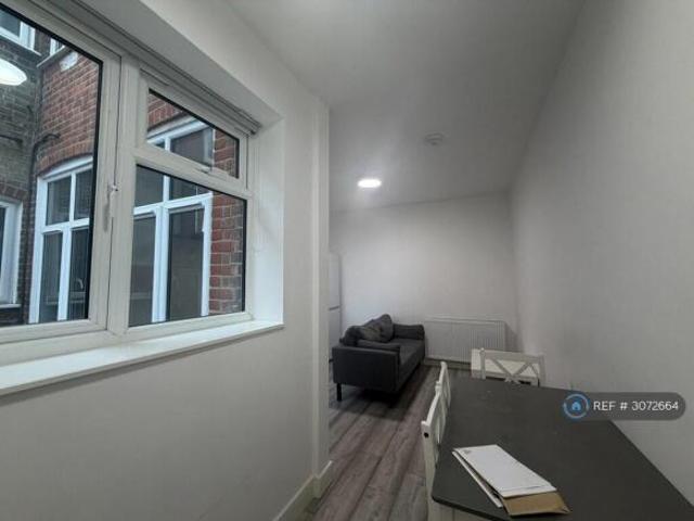 Flat for rent in Cat Hill, England