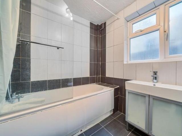 Flat for rent in Cat Hill, England