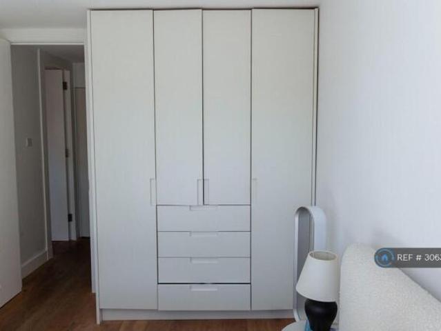 Flat for rent in Cat Hill, England