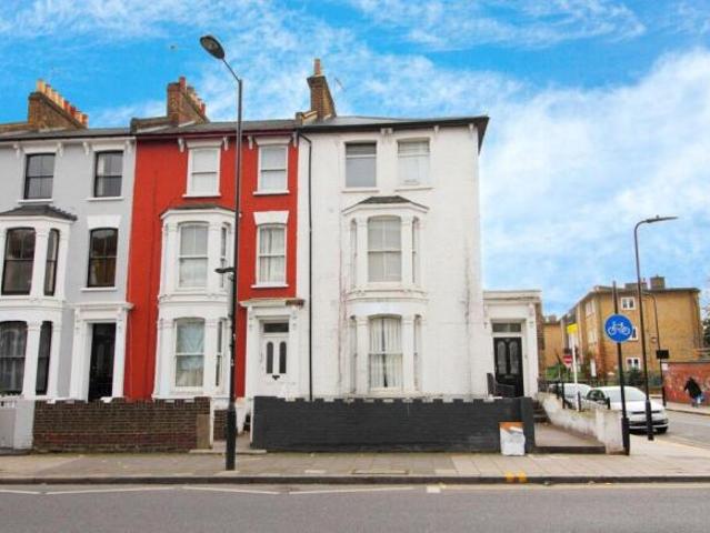Flat for rent in Cat Hill, England