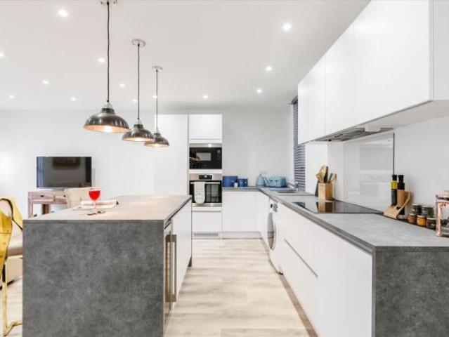 Flat for rent in Cat Hill, England