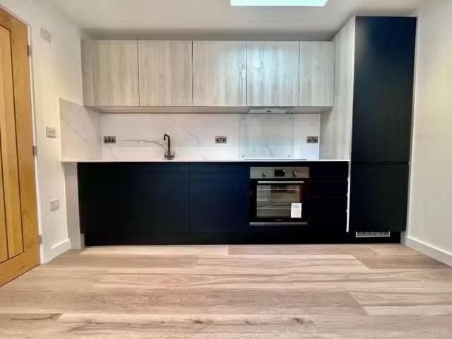 House for rent in Heol-las, Surrey