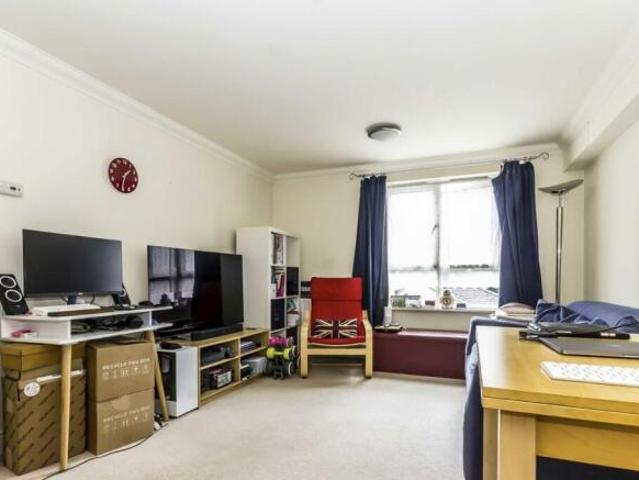 Flat for rent in Acton, Greater London