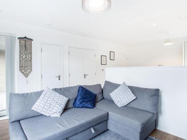 Flat for rent in Cat Hill, England