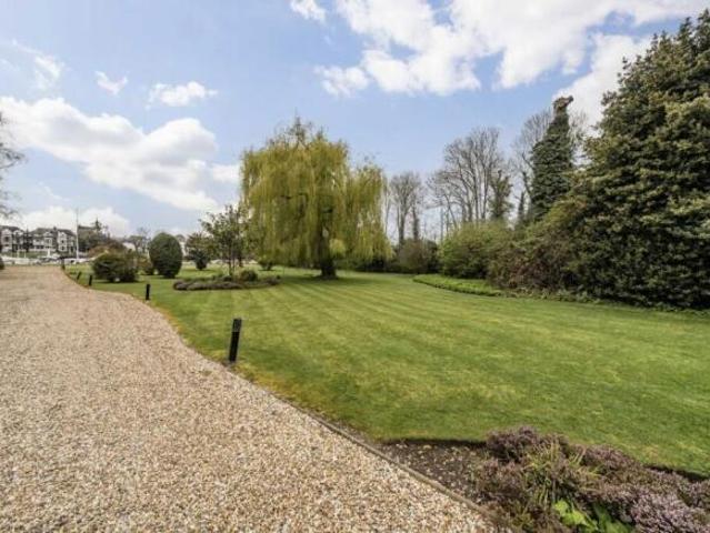 Flat for rent in Blackhills, Surrey
